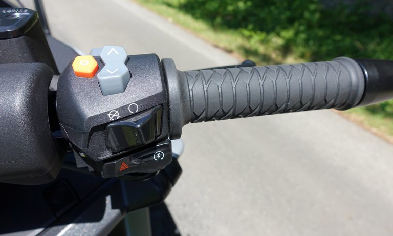 poignée droite sur le scooter AK 550
