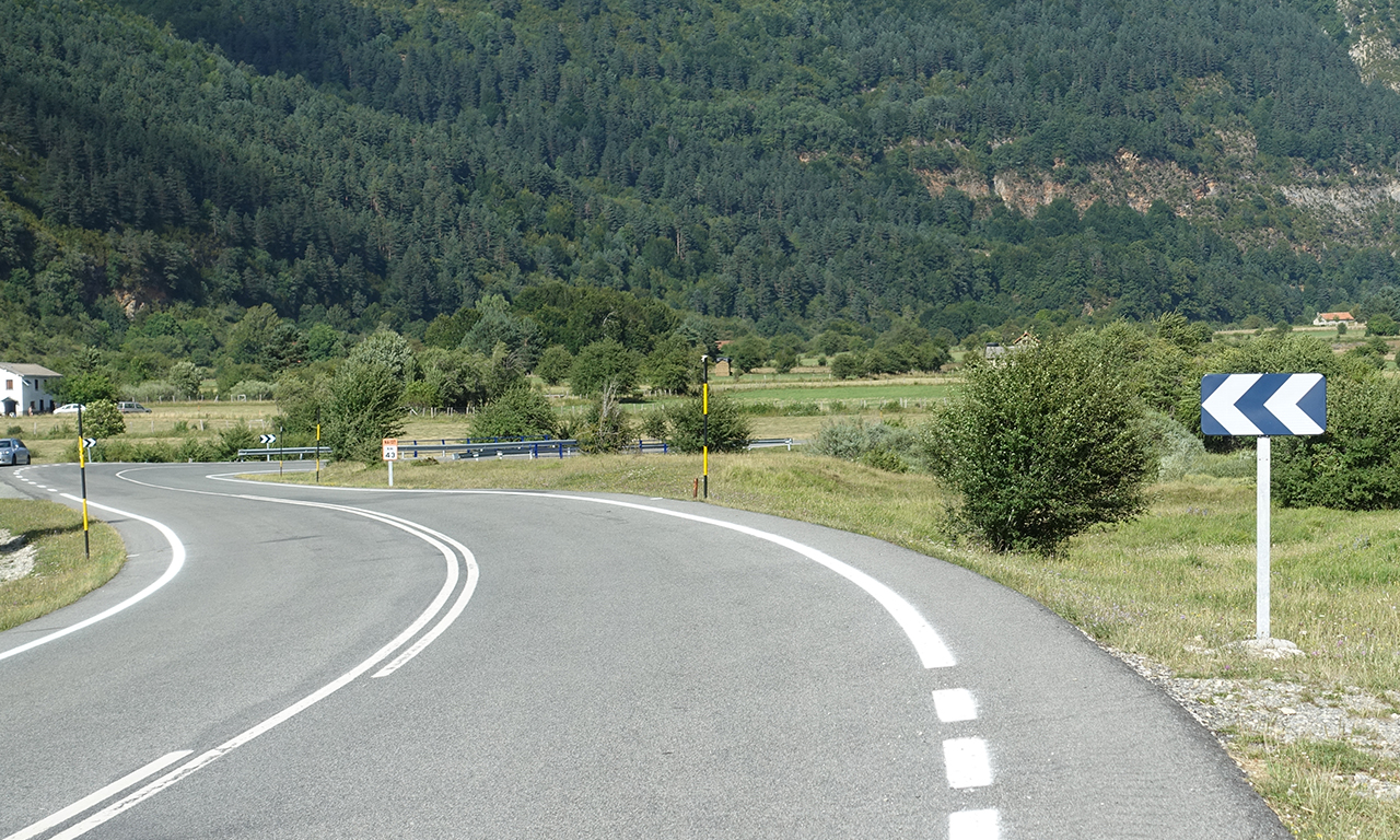 virages à gauche et virages à droite en montagne