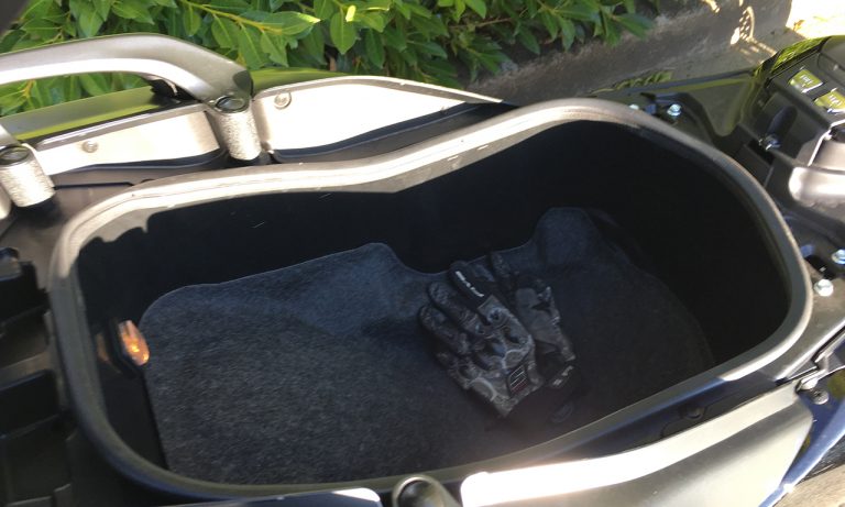 sous la selle du Tmax, éclairage et moquette