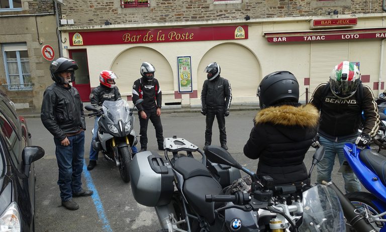 motards en petit groupe