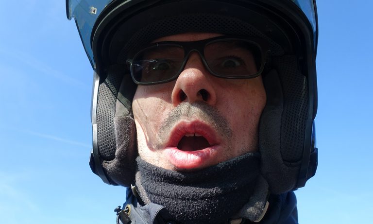 David Jazt au Pays Basque sur sa moto BMW R1200R