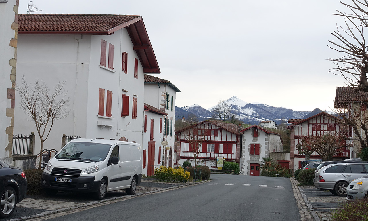 Ainhoa : vue vers les montagnes enneigées 