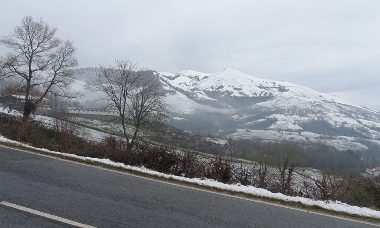 vue sur les montagnes enneigées côté Espagne
