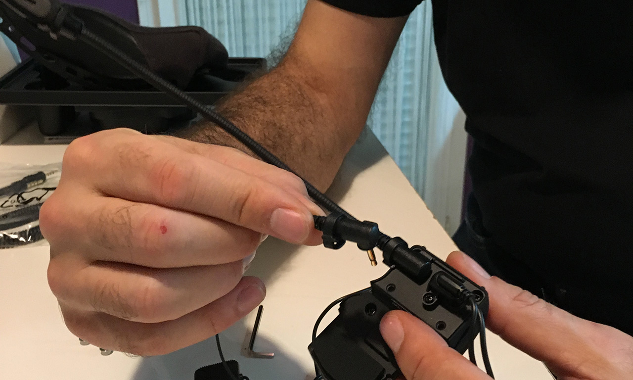 assembler la perche à la broche pour le fixer sur le casque - pivoter légèrement pour la fixer