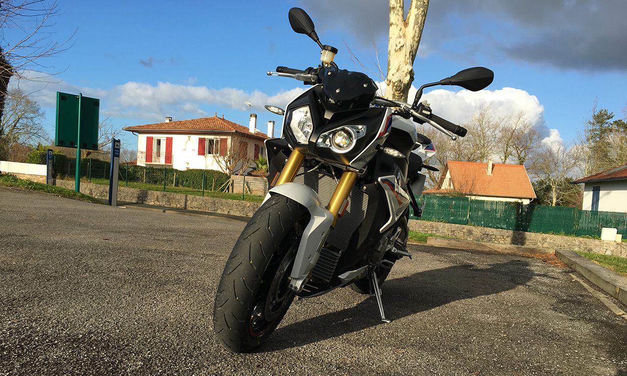 optique de phare atypique sur le S1000R BMW : j'adore !