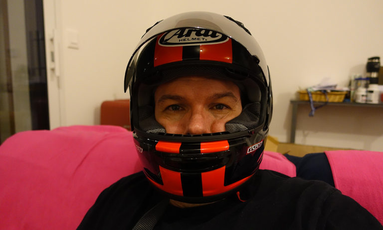 David Jazt roule en Arai Chaser 5 sur circuit