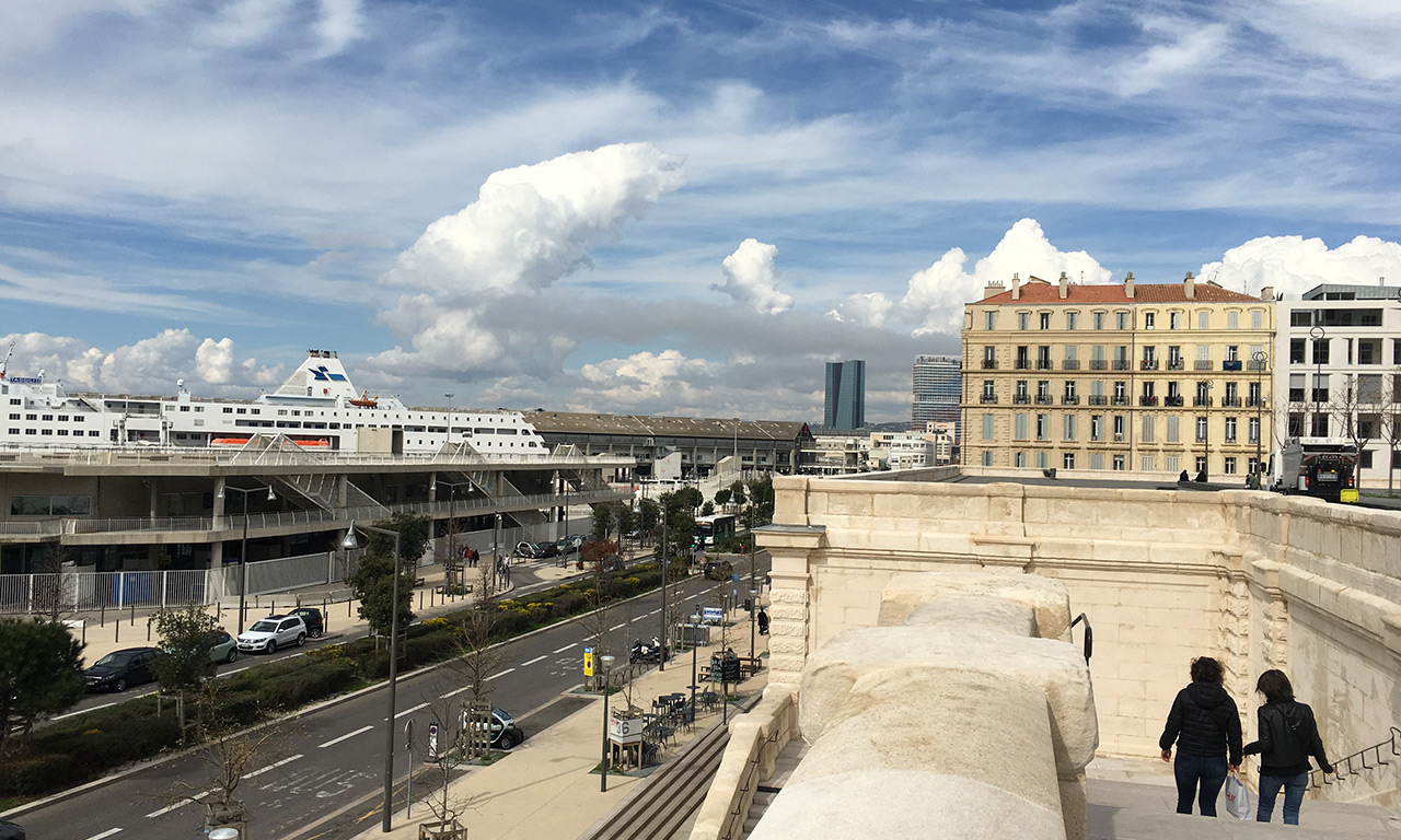 vue vers le port maritime de Marseille