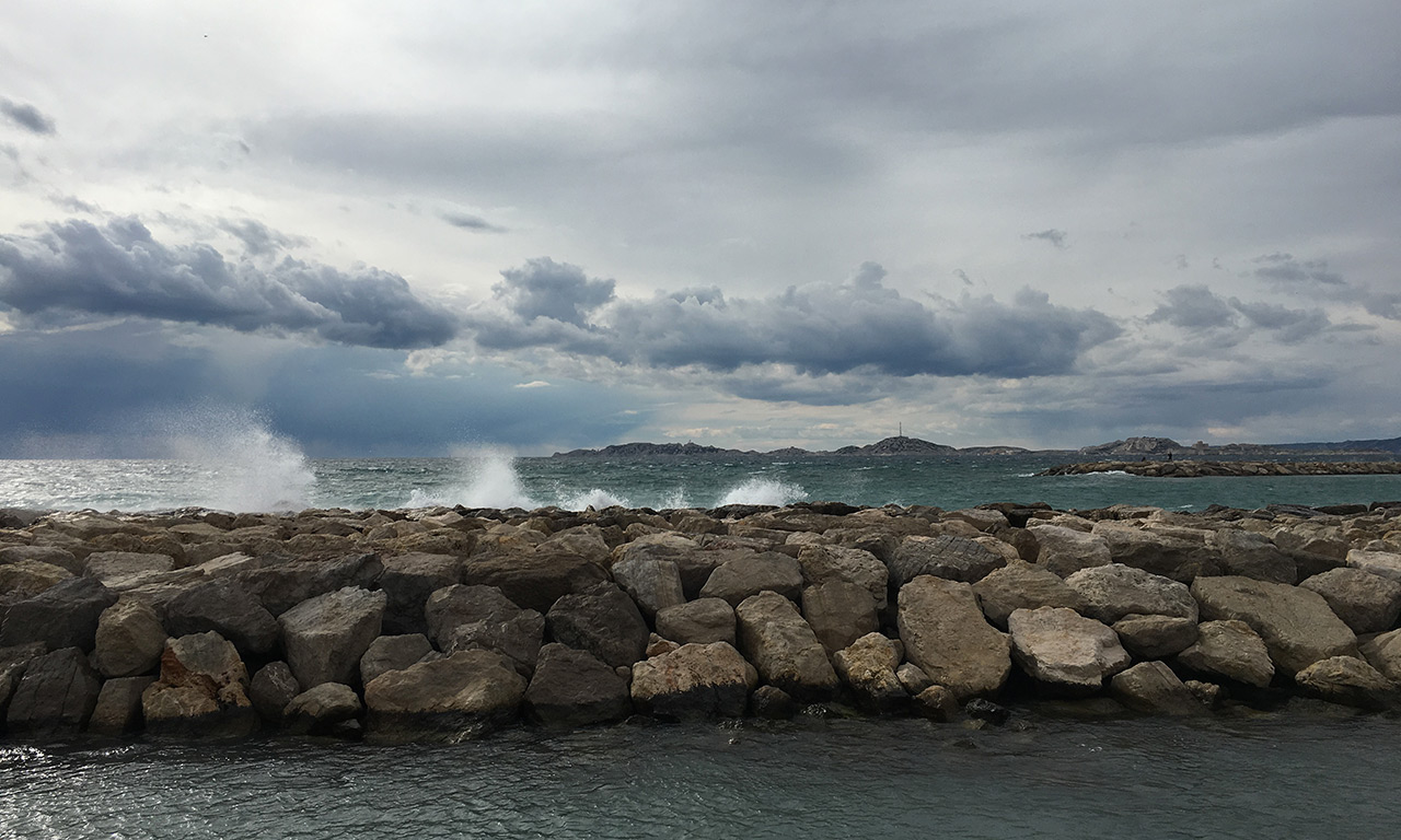 La mer est agitée sur la plage du prado