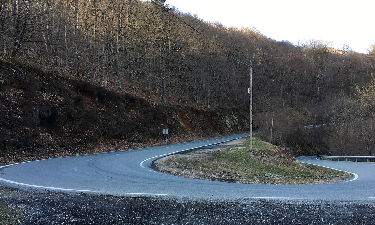 Des routes qui tournent dans les montagnes