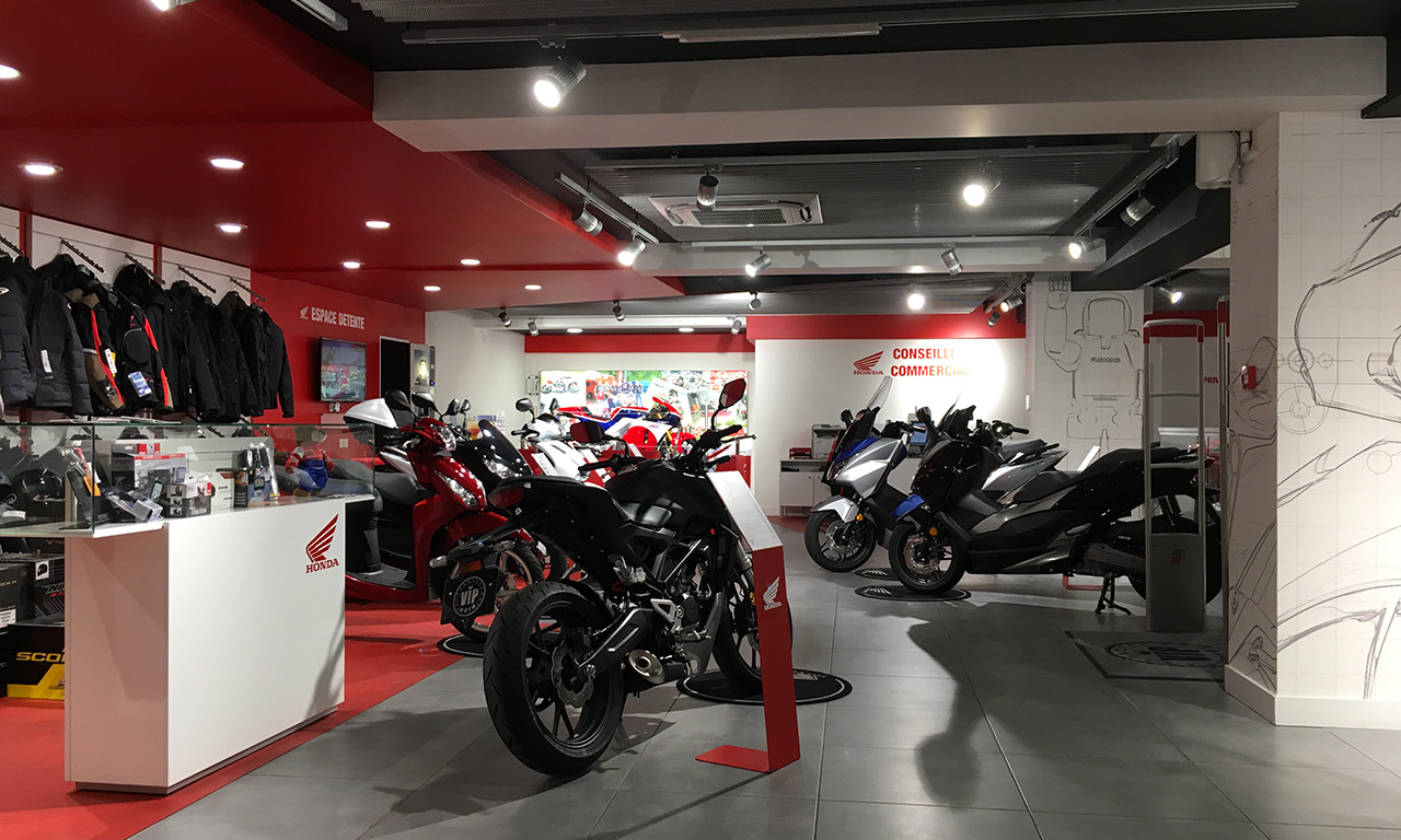 Large choix de moto Honda au premier étage chez VIP Moto