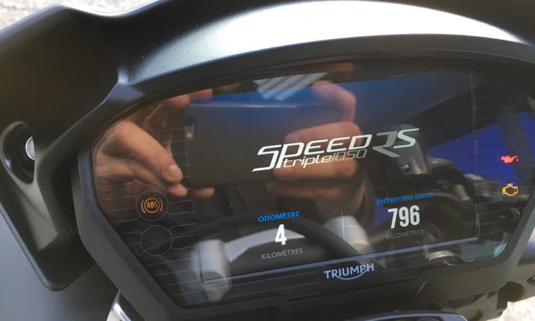 4km au compteur du Speed Triple RS