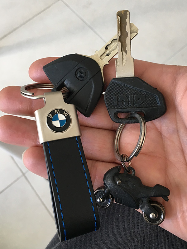 clés du scooter et top case