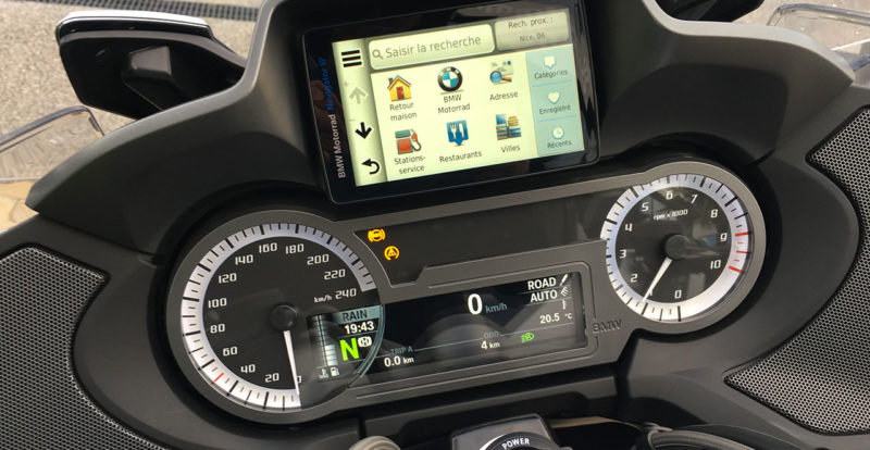 GPS Navigator 6 intégré au tableau de bord du R1250RT