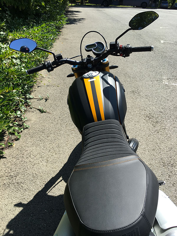 Au guidon du Scrambler 1100