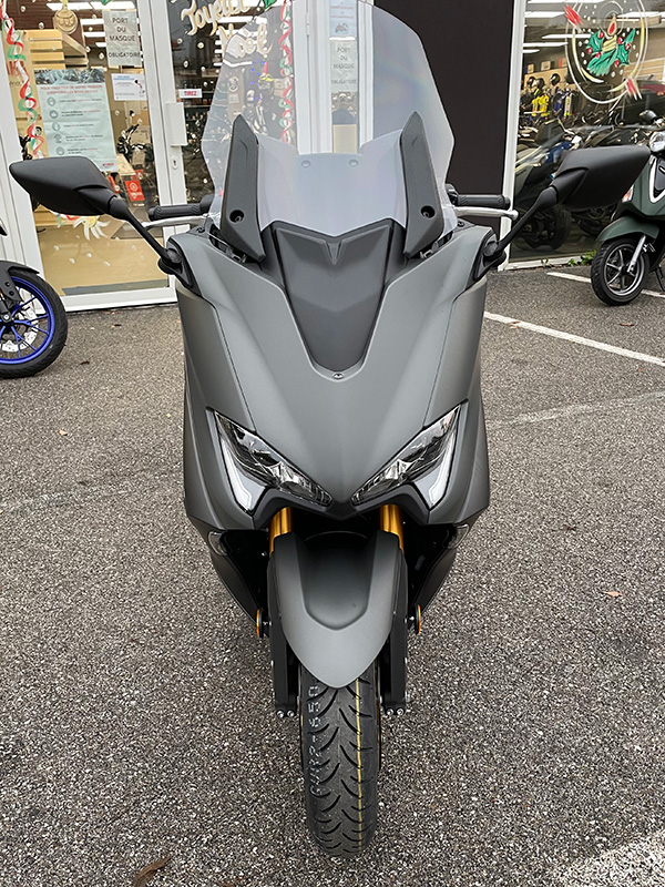 Vue de face du Tmax 560 Camo de David Jazt
