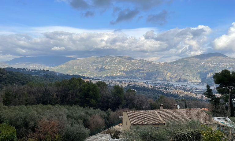 Vue sur l'arrière pays Niçois, depuis les hauteurs de Carros
