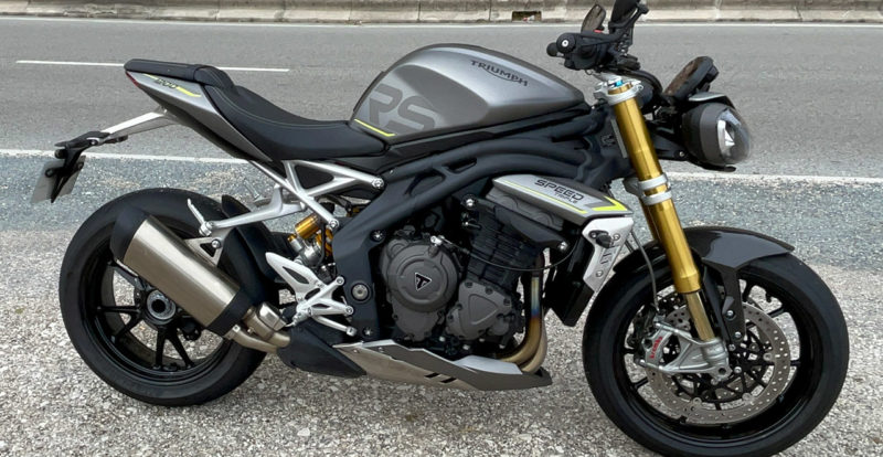 Triumph Speed Triple 1200 RS : une Rocket 3R coupée en deux !