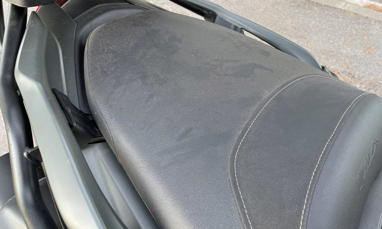 poussière sur la selle du Tmax