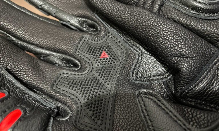 gant Dainese : le détail qui change tout