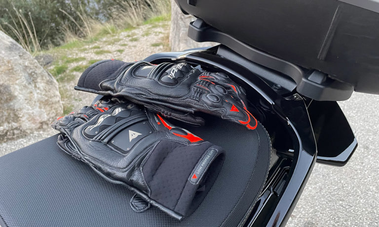 gant moto Dainese haut de gamme noir et rouge