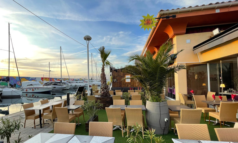 Restaurant au port de Santa-Lucia, près de Saint-Raphaël (Var)