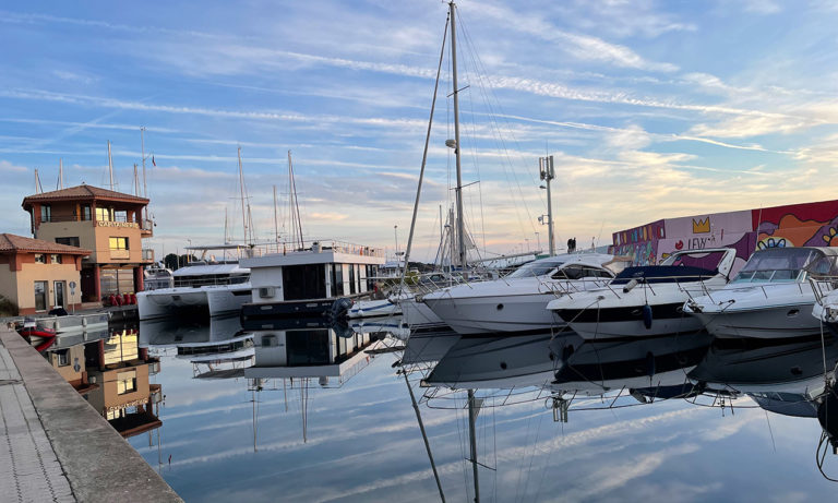 magnifique Port de Santa-Lucia et ses bateaux