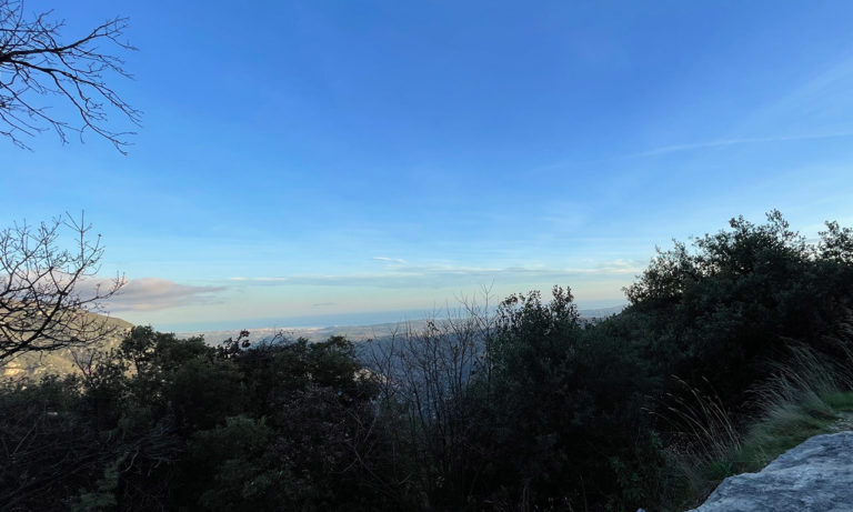 vue vers la mer depuis les montagnes de Gourdon