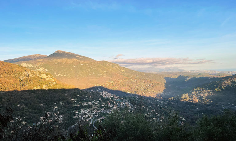 Les montagnes et la mer des Alpes Maritimes
