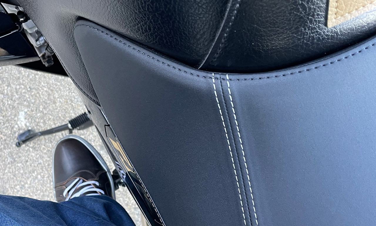 Baskets Moto Dainese Street Rocker D-WP et le touché des commandes moto