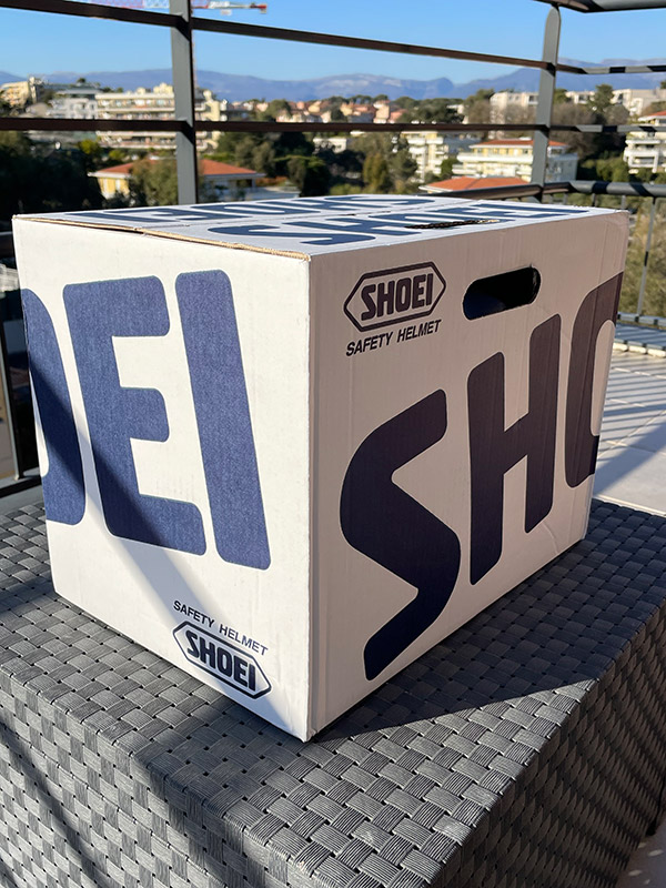 boîte Shoei pour transporter un casque moto en toute sécurité