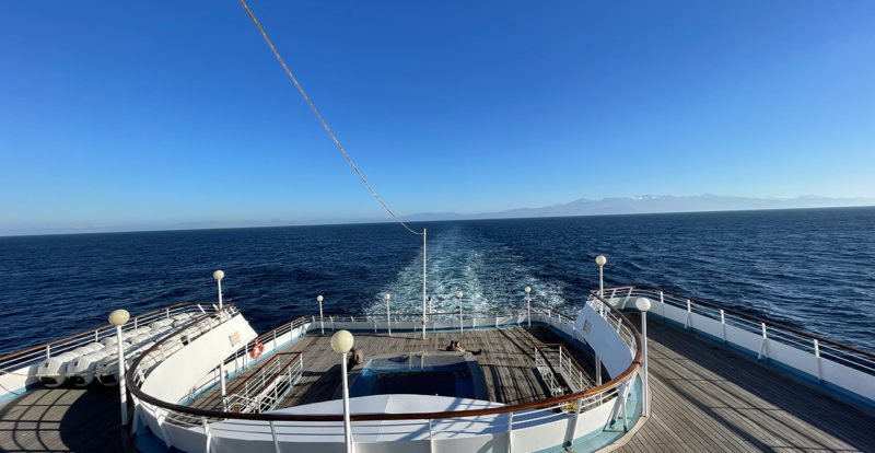 pas de vent à l'arrière du bateau, mais le bruit des moteurs, Corsica Ferries