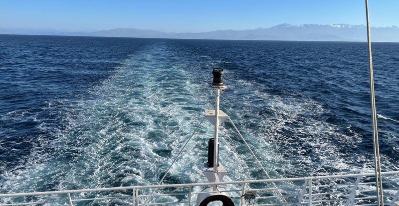 la bateau avance doucement en mer Méditerranée, Corsica Ferries