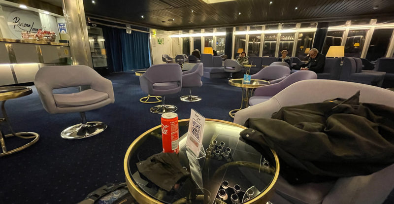 Ambiance cosy dans le lounge Bar Panorama Corsica Ferries