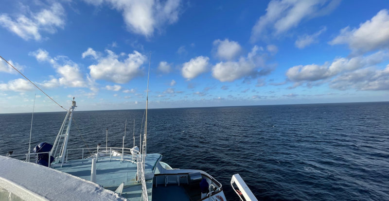 à l'avant du Corsica Ferries