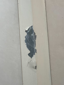 La Corse : peinture qui s'écaille sur les murs du bateau