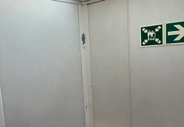 peinture dans les couloirs du bateau