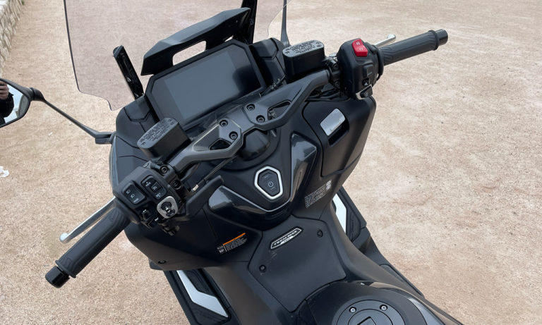 Au guidon du TMAX 2022