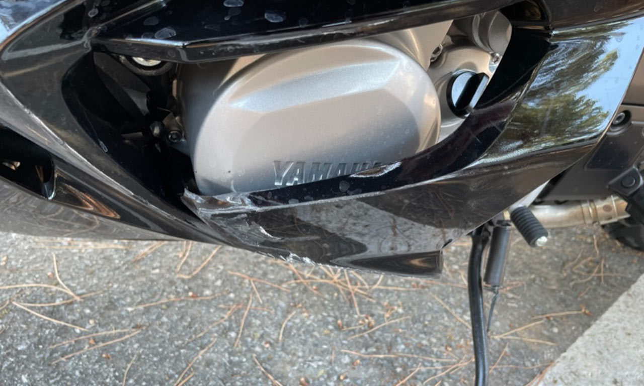 le pare pied est rayé, en bas du carénage