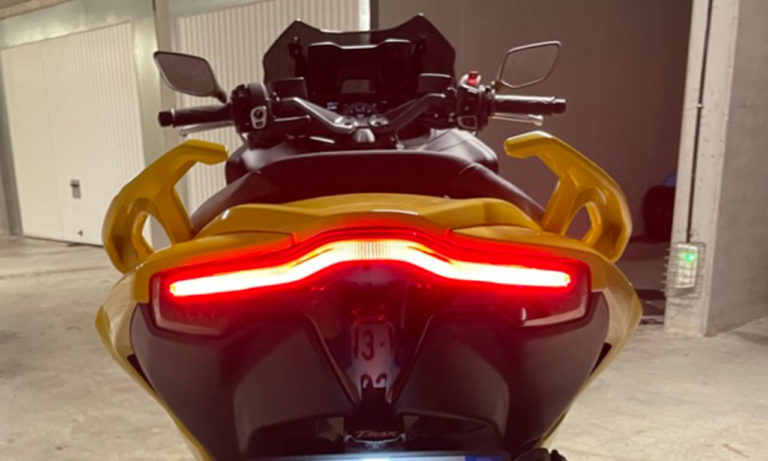 feu arrière du TMAX 2022, magnifique !