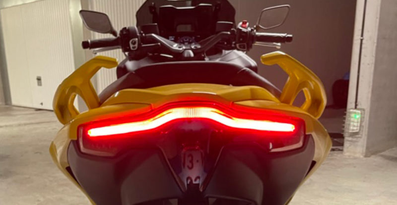 feu arrière du TMAX 2022, magnifique !