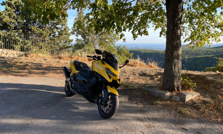 Balade moto à Gourdon, sur les hauteurs de Grasse près des usines de parfumerie