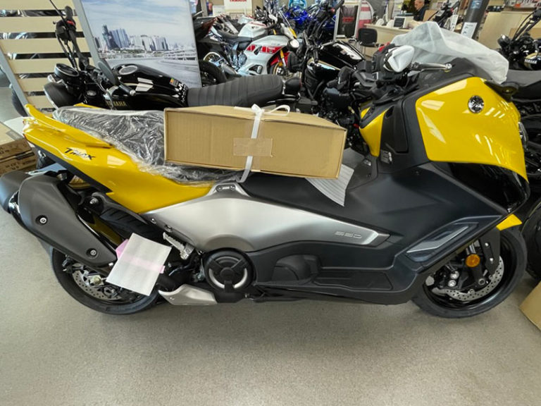 Boomerang gris sur le TMAX 2022 jaune