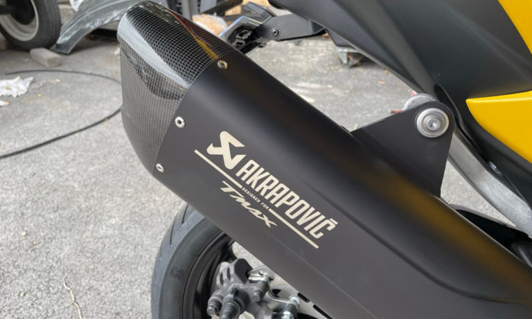 Echappement Akrapovic sur le TMAX 2022