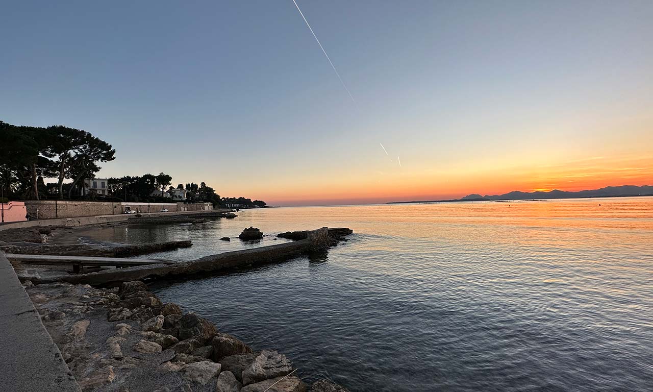 Bord de mer sur le cap d'Antibes