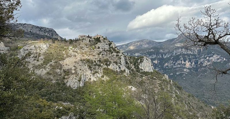 vue vers le chateau de Gourdon