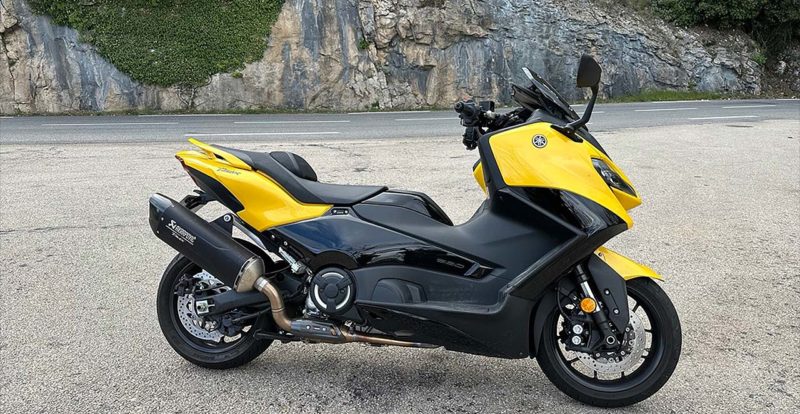 TMAX 560 Standard jaune, bulle sport, ligne complète akrapovic