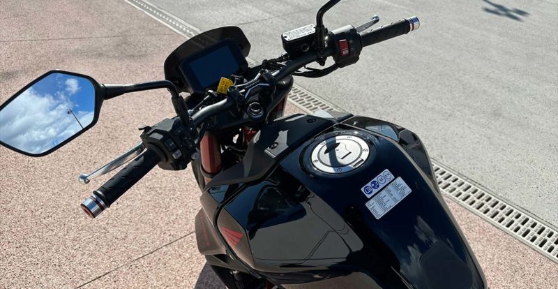 Au guidon de la Hornet 750