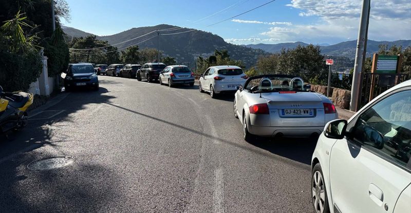 voiture sur la Corniche entre Fréjus et Cannes : ralentissement autoroutier