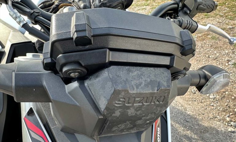 derrière l'écran du tableau de bord du GSXS 950
