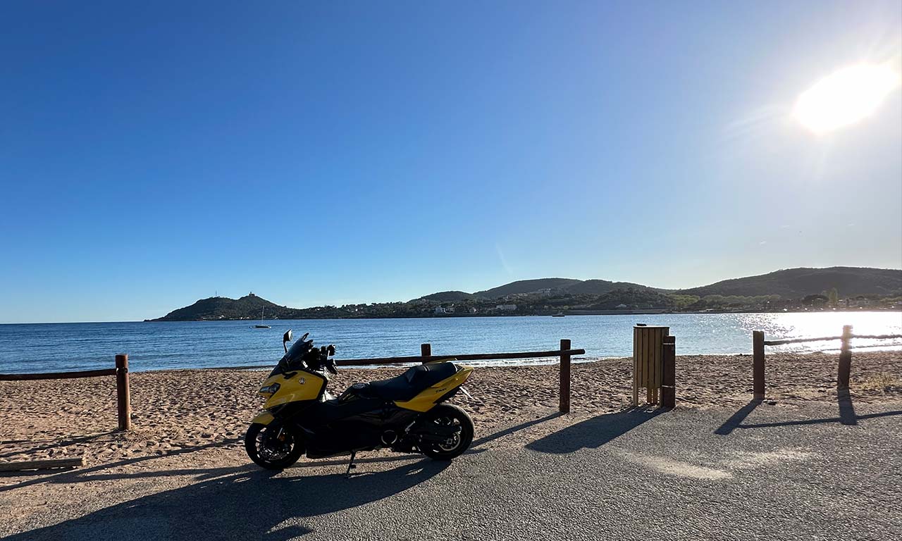 Le TMAX de David Jazt à la plage du Rotary Saint Raphaël
